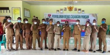 Bupati Mesuji H. Saply membagikan beras bantuan sosial kepada warga Desa Aji Jaya, Kecamatan Simpang Pematang, Kabupaten Mesuji.