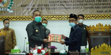 Umar Ahmad,Bupati Tulang Bawang Barat Hadiri Paripurna Raperda tentang Pelaksanaan APBD 2020