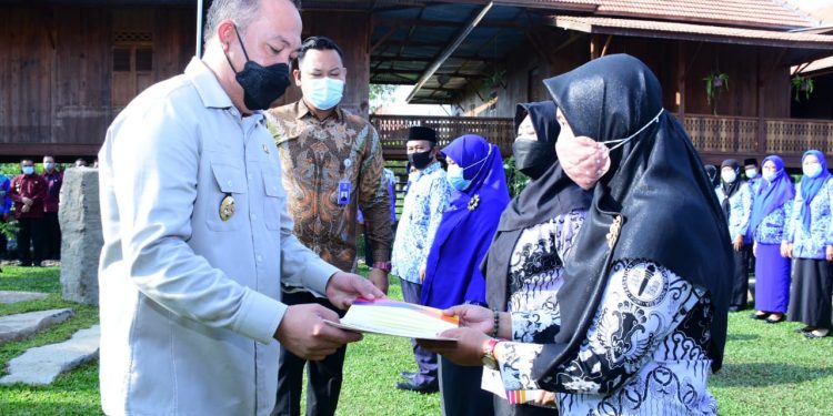 Umar Ahmad Lantik dan Pengambilan Sumpah Jabatan Kepala UPT TK, SD, SMP