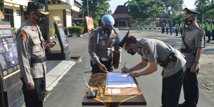 Kapolres Tulang Bawang Pimpin Upacara Sertijab Kabag Sumda dan Kapolsek Dente Teladas