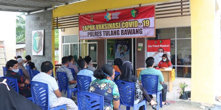 Vaksinasi Massal Hari Pertama, Polres Tulang Bawang Layani Puluhan Warga