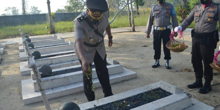 Polres Tulang Bawang Gelar Upacara Ziarah dan Tabur Bunga di TMP, Ini Maknanya