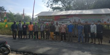 Pj Kepala dan Aparatur Tiyuh Penumangan Lakukan  Penyemprotan Desinfektan