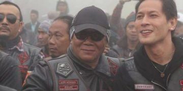 Chef Juna dan Mas Aji Wawul yang memberinya tamparan kasih sayang saat pelantikan pengangkatan member klub motor