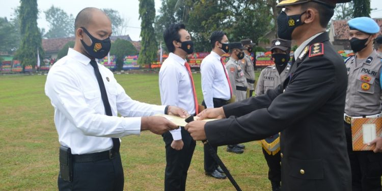 11 Personel Polres Tulang Bawang Dapat Reward di Hari Bhayangkara ke-75, Ini Prestasinya