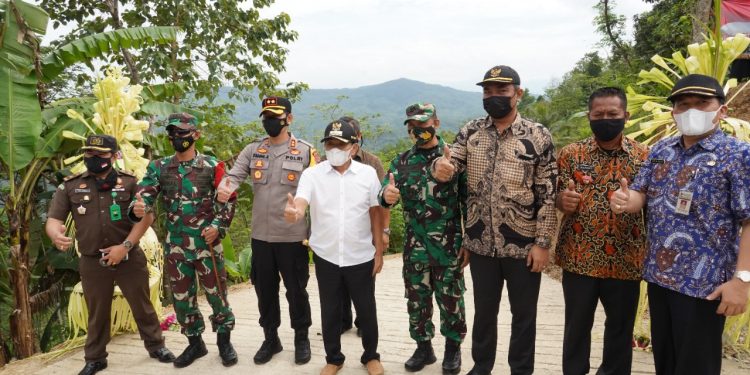 Kasrem 071/Wijayakusuma Hadiri Penyerahan Hasil TMMD ke-111 TA. 2021Kodim 0704/Banjarnegara