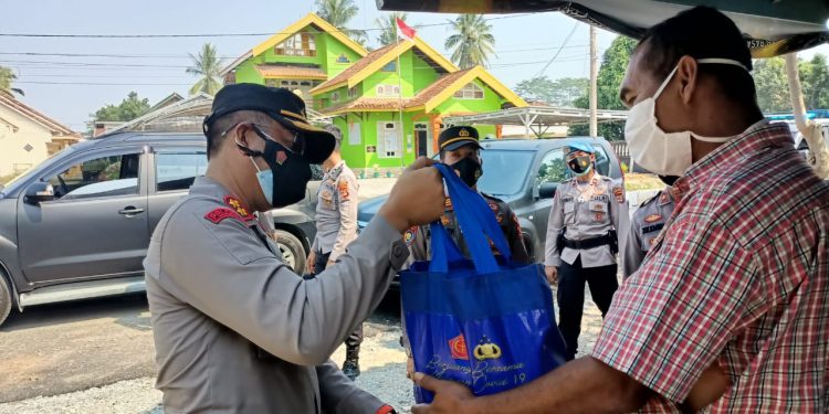 Polres Tulang Bawang Barat, Bagikan Paket Sembako Kemasyarakatan Terdampak PPKM Darurat