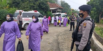 Tim Mobile Vaksinasi Polres Dan DinKes TuBaBa Sambangi Rumah Warga