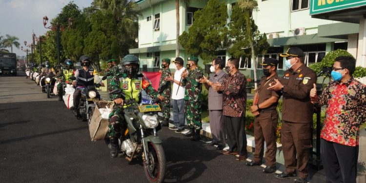 Danrem 071/Wijayakusuma, Salurkan Bantuan Beras kepada Masyarakat Terdampak PPKM Darurat Di Wilayahnya.
