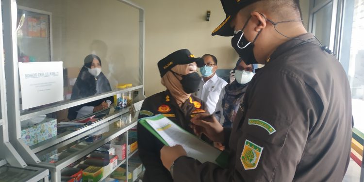 Kepala Kejari TuBa Sidak Stok Obat Di Gudang Farmasi & Sejumlah Apotek  TuBaBa