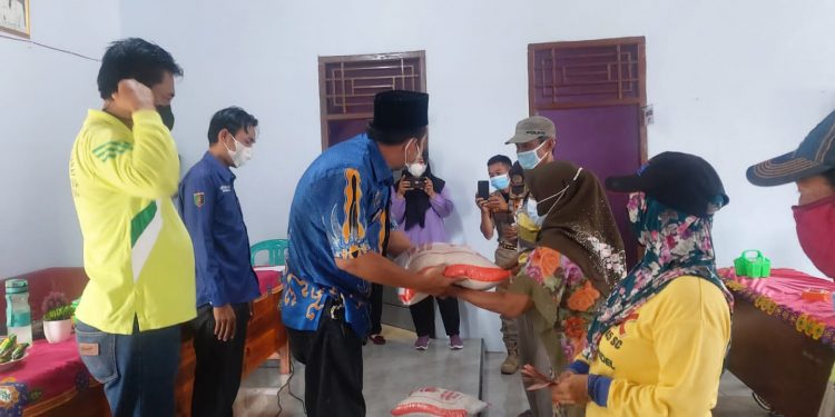 Dihadiri Camat, Pemerintah Tiyuh Bujung Dewa, Salurkan BLT-DD dan Bansos