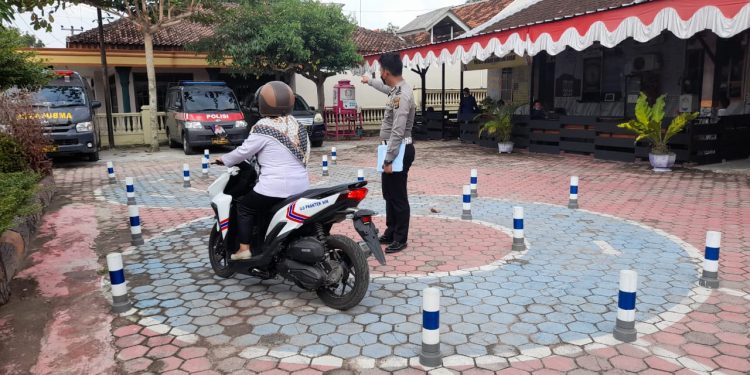 Kapolres TuBaBa Berikan Sim Gratis Kepada Tim Vaksinator