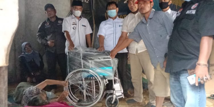 DPD Jaringan Pendamping Kebijakan Pembangunan TuBaBa dan Dinas Sosial  Serahkan Bantuan Kursi Roda
