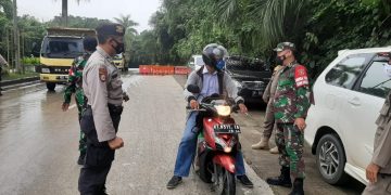 Petugas Gabungan Pos Entry Point Berikan Edukasi dan Himbauan Terkait Disiplin Protokol Kesehatan