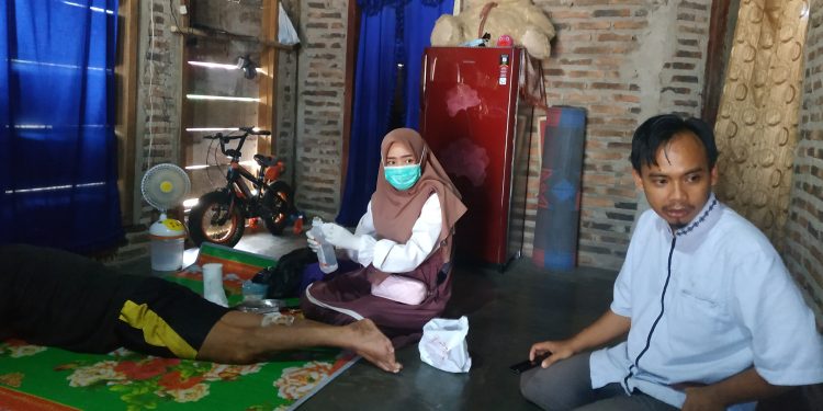 KH Beri Perhatian untuk Mbh Roni Warga Tiyuh Panaragan Jaya Indah