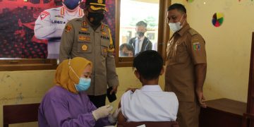 Kapolres Tulang Bawang Barat, AKBP Sunhot P Silalahi Tinjau Langsung Vaksinasi Merdeka