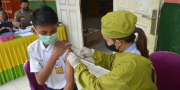 Polres Tulang Bawang Vaksinasi Ratusan Pelajar di Dua Lokasi Yang Berbeda