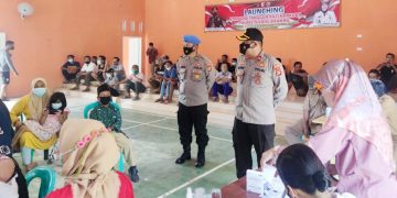 Wakapolres Bersama Kasi Propam Polres Tulang Bawang Cek Langsung Personel Yang Terlibat Vaksinasi Covid-19