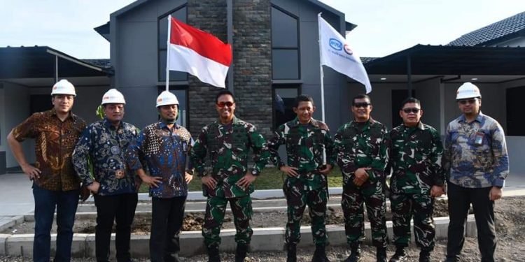 Kasad Tinjau Perkembangan Pembangunan Rumah Dinas  Prajurit Yonif 516/CY di Gresik