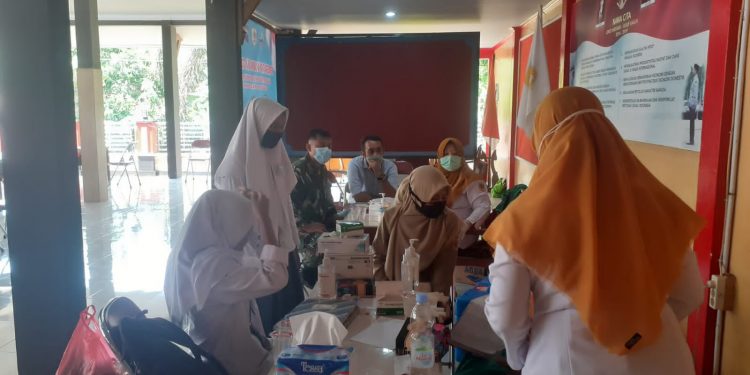 Anggota Koramil 06/Batuwarno Dampingi Pelaksanaan Vaksinasi Covid-19