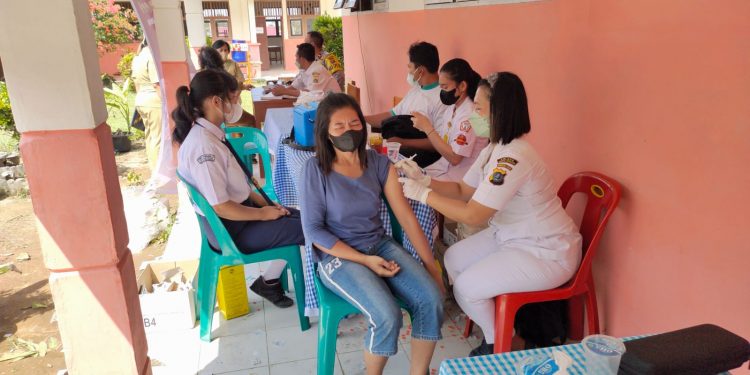 Kapolres Simalungun Gelar Vaksinasi Door To Door Dan Bagi Bansos Bakti Sosial Pengabdian 31 Tahun Akabri 1990