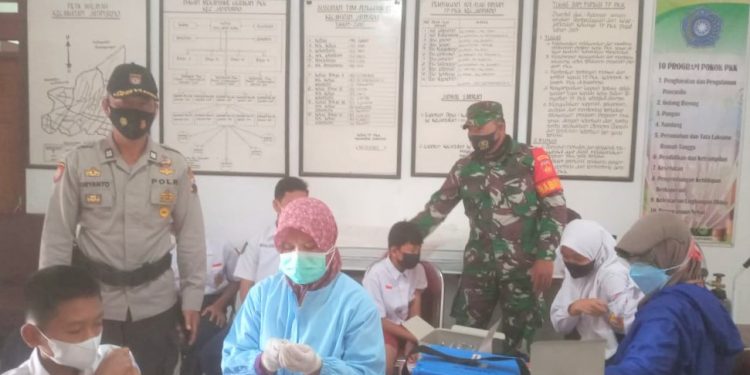 Pastikan Kelancaran Dan Keamanan, Babinsa Pantau Selama Pelaksanaan Vaksinasi
