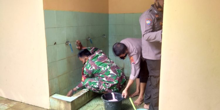 Jumat Bersih, Koramil Dan Polsek Nguntoronadi Resik-Resik Masjid