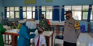 Berikan Rasa Aman Dan Nyaman Saat Kegiatan Belajar-Mengajar, Koramil Dan Polsek Jatisrono Dampingi Tenaga Kesehatan Laksanakan Rapid Test Secara Acak Di SMPN 2 Jatisrono
