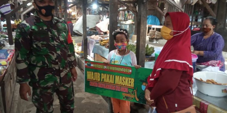 Pantau Langsung Kondisi Wilayah, Babinsa Himbau Warga Tetap Terapkan Protkes