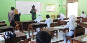 Demi Kelancaran Pembelajaran Tatap Muka, Ini Yang Dilaukan Anggota Koramil Dan Polsek Manyaran