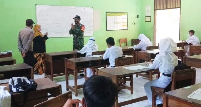 Demi Kelancaran Pembelajaran Tatap Muka, Ini Yang Dilaukan Anggota Koramil Dan Polsek Manyaran