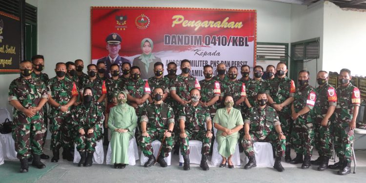 Kunjungan di Markas Koramil 410-04/TKT, Dandim 0410/KBL Beri Arahan Kepada Prajurit, PNS dan Persit