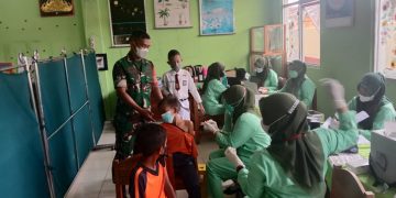 Babinsa Serda Edi Pemantauan Vaksinasi Covid 19 Untuk Pelajar SD di Wilayah Binaan