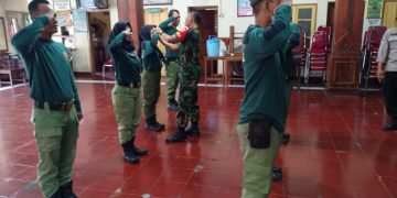 Babinsa Bersama Perangkat Kelurahan Laksanakan Senam Dilanjutkan Pembinaan PBB Kepada Linmas