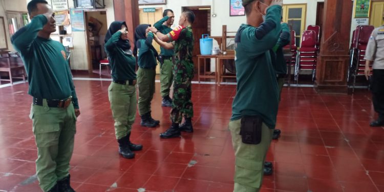 Babinsa Bersama Perangkat Kelurahan Laksanakan Senam Dilanjutkan Pembinaan PBB Kepada Linmas