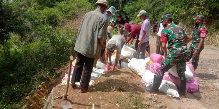Kebersamaan Babinsa Dan Warga Saat Perbaiki Tanggul Yang Rusak