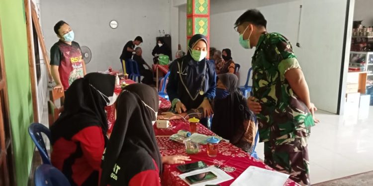 Dukung Percepatan Vaksinasi, Babinsa Sendangsari Dampingi Warga Terima Vaksin