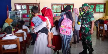 Pelda Sri Mulyono Pimpin Anggota Koramil 11/Manyaran Dampingi Vaksinasi Di SDN 1 Bero