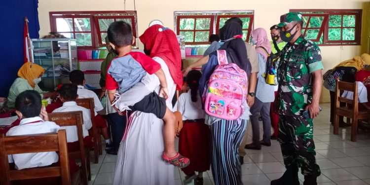 Pelda Sri Mulyono Pimpin Anggota Koramil 11/Manyaran Dampingi Vaksinasi Di SDN 1 Bero