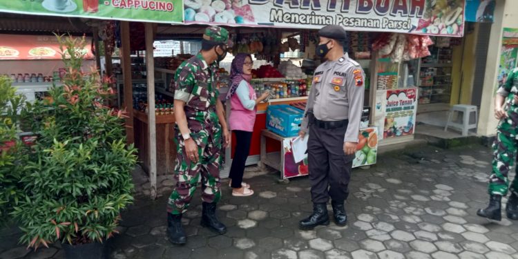 Ajak Warga Selalu Memakai Masker, Koramil 19/Purwantoro Dan Polsek Laksanakan Patroli