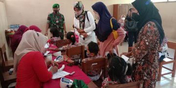 Sukseskan Program Vaksinasi Anak Usia 6-11 Tahun, Babinsa Koramil 11/Manyaran Terus Berikan Pendampingan