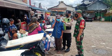 Sinergi Babinsa Koramil 03/Ngadirojo Dan Bhabinkamtibmas Himbau Warga Selalu Memakai Masker