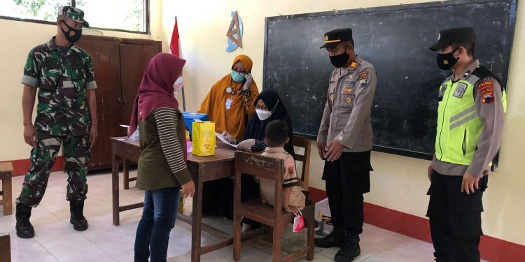 Anggota Koramil 19/Purwantoro Bersama Polsek Terus Berikan Pendampingan Vaksinasi Anak SD