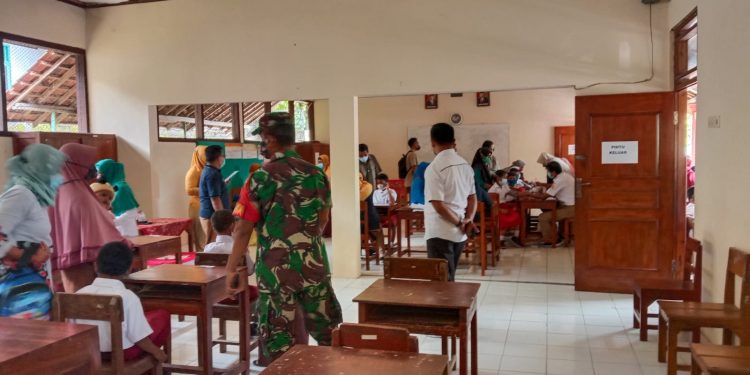 Danramil 11/Manyaran Bersama Forkopincam Pantau Pelaksanaan Vaksinasi Anak Usi 6-11 Tahun