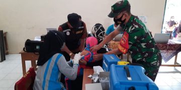 Berikan Semangat Kepada Anak-Anak, Babinsa Terus Hadir Dalam Setiap Vaksinasi