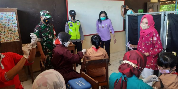 Babinsa Koramil 03/Ngadirojo Terus Berikan Pendampingan Vaksinasi