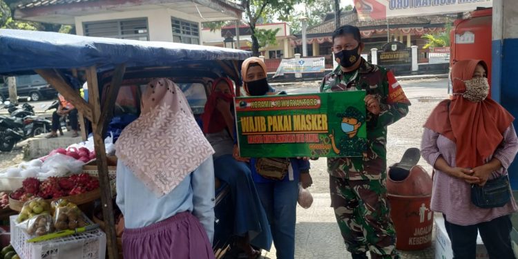 Anggota Koramil Wuryantoro Selalu Ingatkan Pentingnya Protokol Kesehatan Kepada Warga