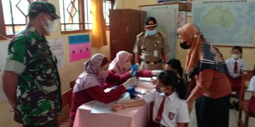 Batuud Koramil Jatisrono Bersama Jajaran Forkopimcam Pantau Pelaksanaan Vaksin