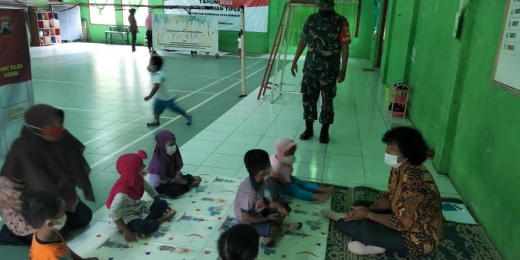 Pantau PTM, Sertu Sarmin Kawal Prokes Secara Ketat