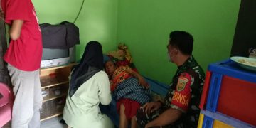 Wujud Kepedulian, Babinsa Serda Yulhaidir Jenguk Warga Wilayah Binaan yang Sedang Sakit